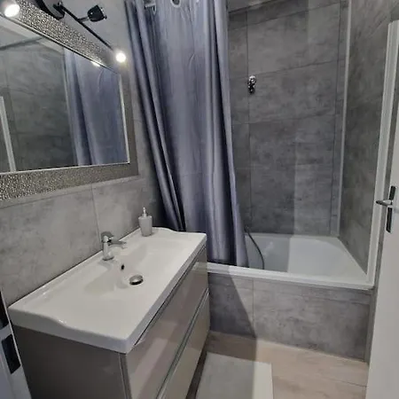 Cozy 1 Bedroom With A Seaview, Ac, Pool And Parking Apartmán