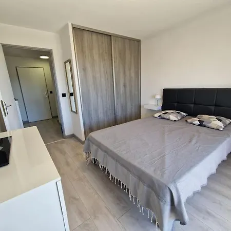 Cozy 1 Bedroom With A Seaview, Ac, Pool And Parking Apartmán *